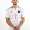 Hombre vistiendo camiseta Inter Miami tercera equipacion 2026 blanca