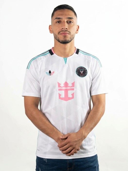 Hombre vistiendo camiseta Inter Miami tercera equipacion 2026 blanca