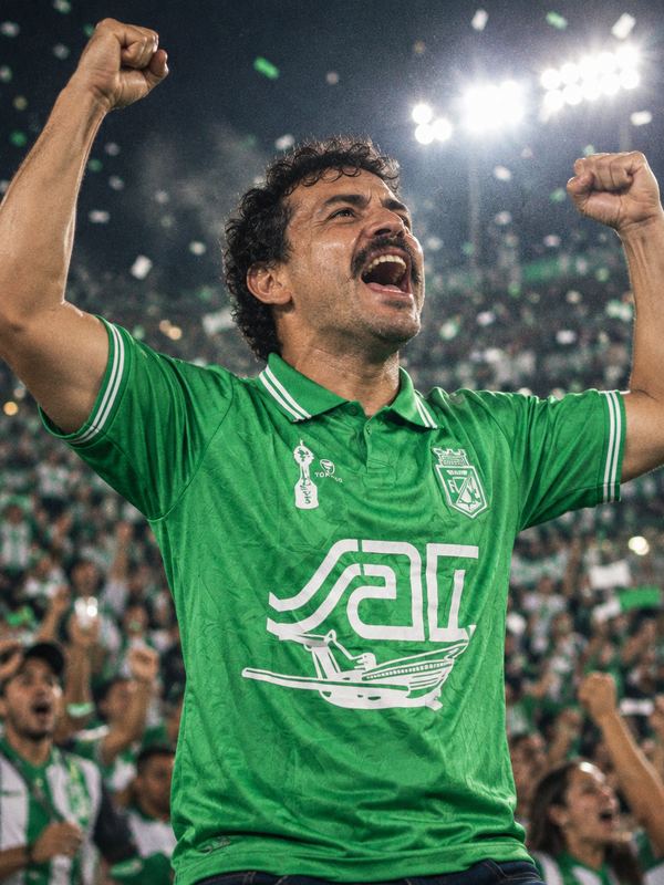 CAMISETA RETRO SAM ATLETICO NACIONAL en uso